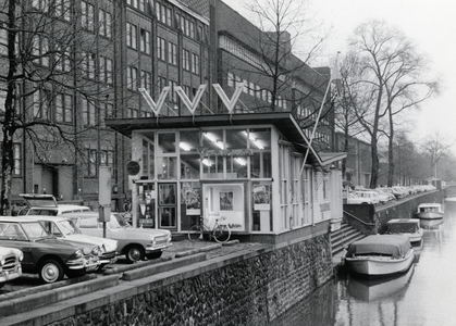 128896 Gezicht op het Informatiebureau van de Vereniging voor Vreemdelingenverkeer (V.V.V., Rijnkade 15) te Utrecht.